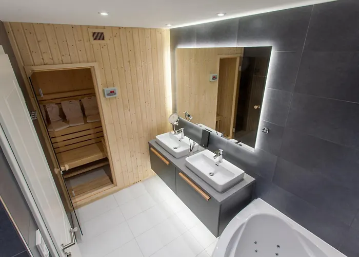 Marina Aparthotel 4*