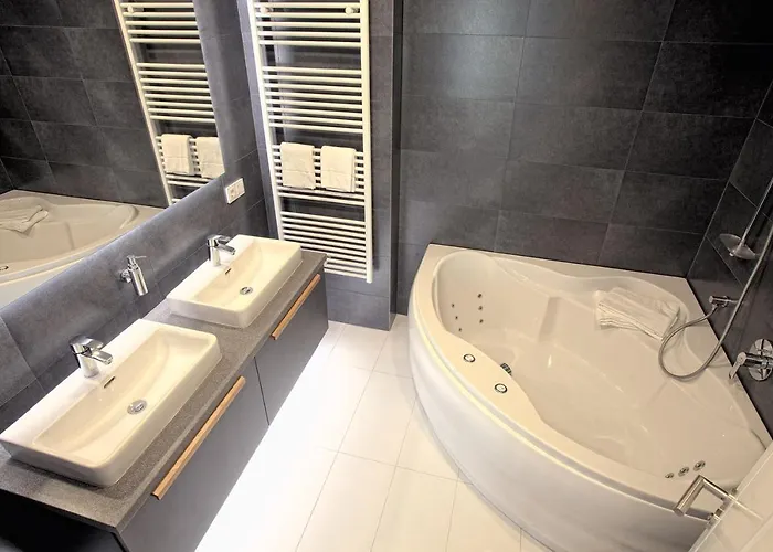 Marina Aparthotel 4*